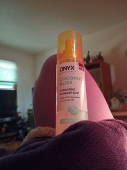Onyx Coconut Bliss hydrating shimmer mist