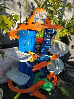 Hot Wheels ultimate garage dinosaur