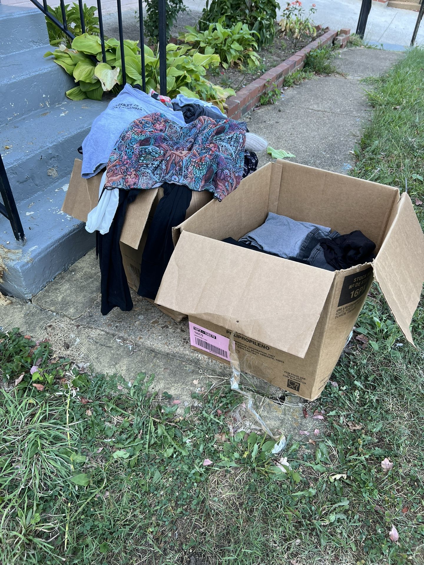 2 Cajas De Ropa Nueva Y Usada En Buen Estado 
