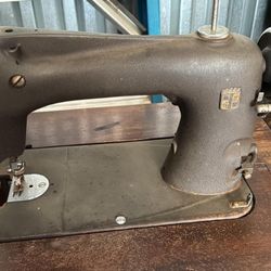 ANTIQUE SEWING  MACHINE