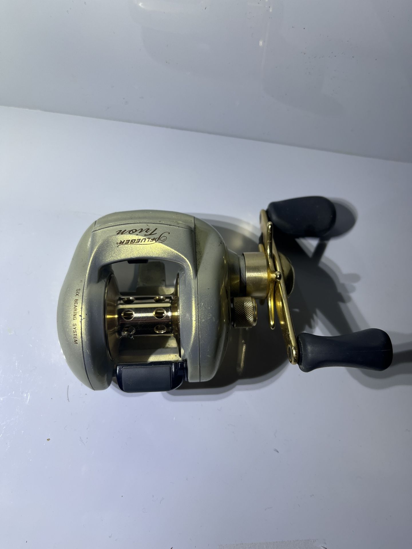 Flueger Trion baitcaster. Level wind reel