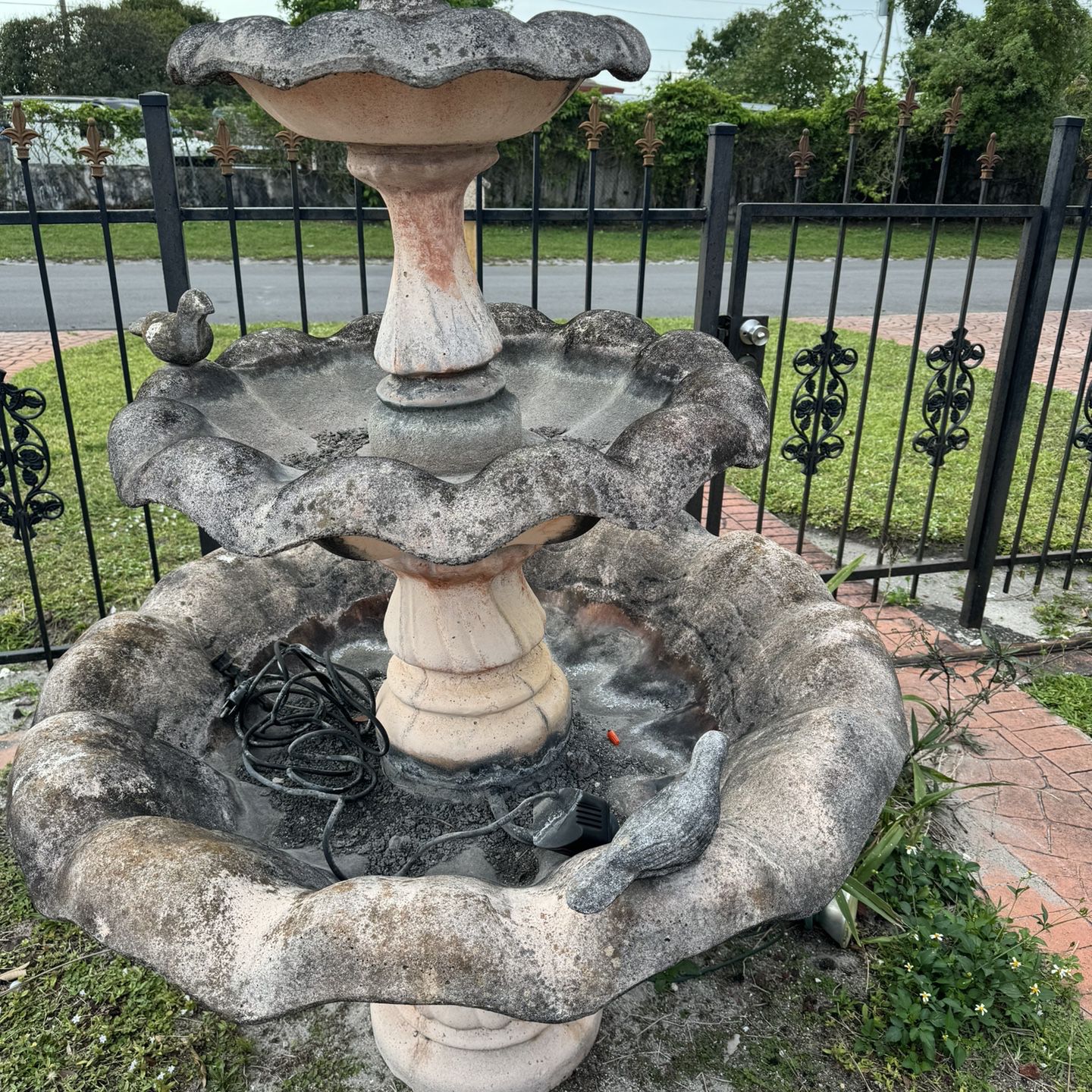 Fountain 3 Tier / 3-Tier Pineapple Outdoor Garden Patio Water Fountain in White /Fuente De Tres Pisos 