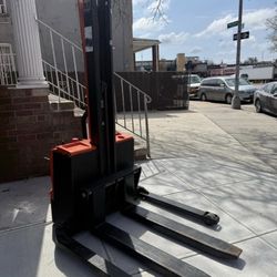 Walkie stacker 