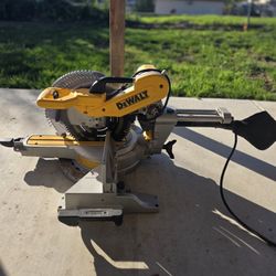 DeWalt DWS779 12” Sliding Compound Miter Saw – Good Condition