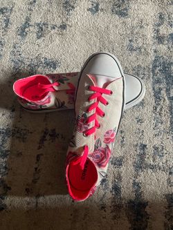 Floral converse size 6 but I’m wearing size 8.5 and it fits