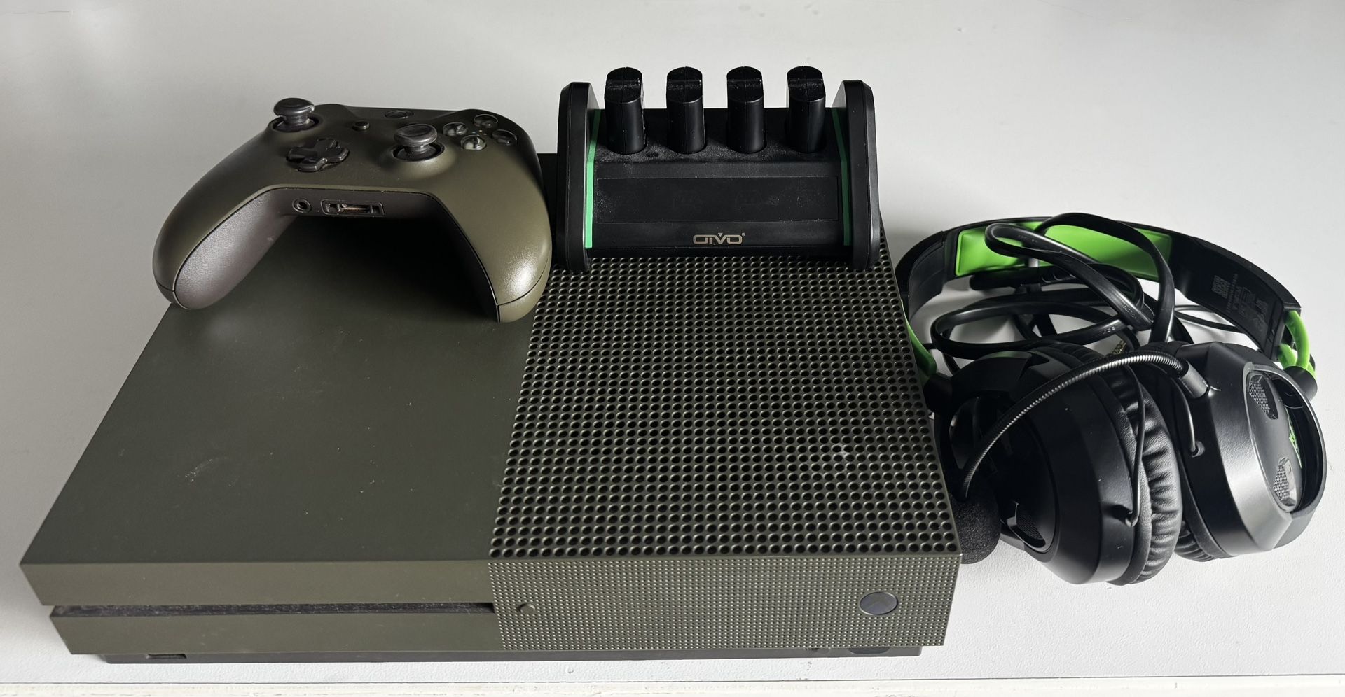 Xbox One S Battlefield Edition + Turtle Beach Headset + Controller + Charger Bundle – Great Condition!