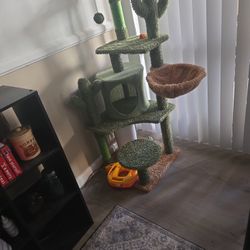 Brand New Cat Tree. Clean Home Cat Never Got On It