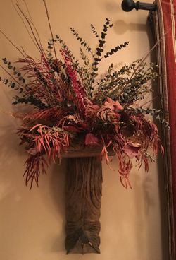 Rustic wall flower decoration with wood base