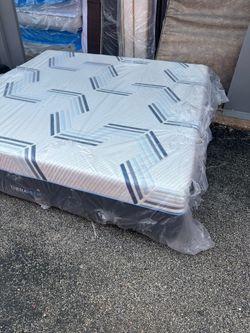 King Size Mattress And Box Spring 