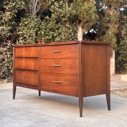 Mid Century Modern Broyhill Premier Saga 6 Drawer Lowboy Dresser (FREE Delivery)