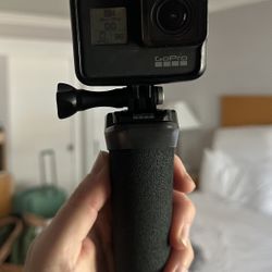 GoPro HERO7 Black WITH Floating Hand Grip Handle! 