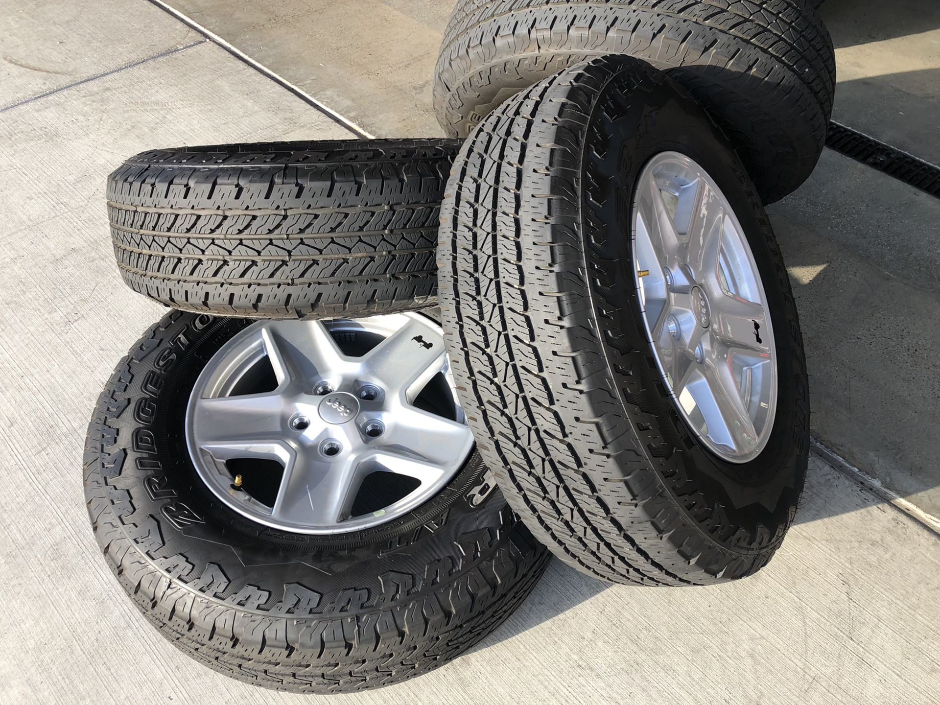 Jeep Gladiator wheels and tires Bridgestone Dueler - 200 miles