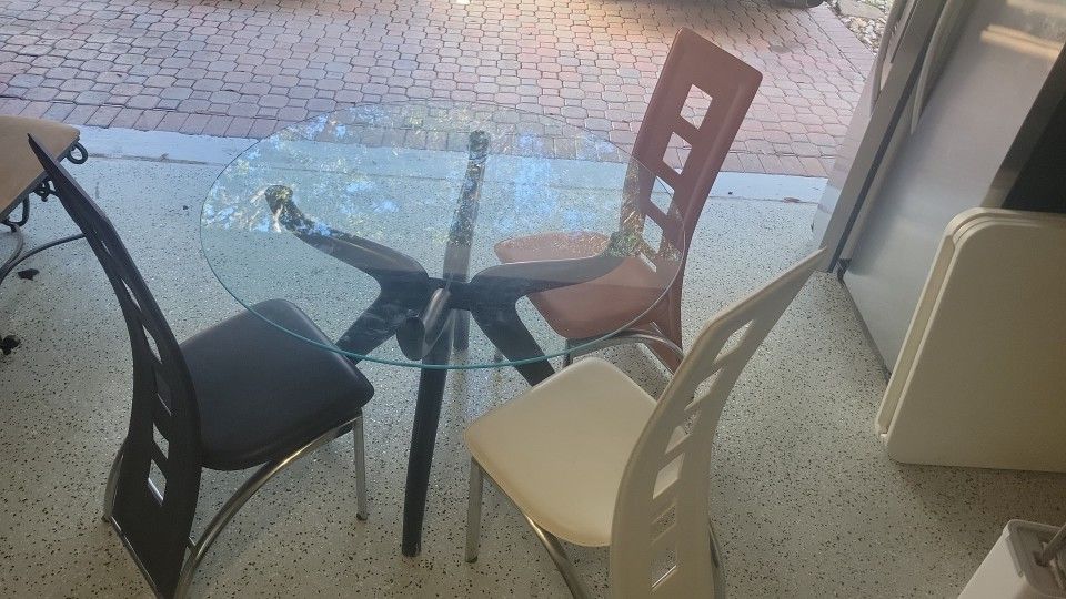 Glass Dining Table + Chairs – Contemporary Look

