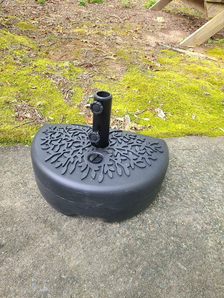 Umbrella Base 40 lb Half Moon Shaped Water Filled (Sunnyglade)
