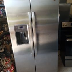 Super Super Nice GE Refrigerator 