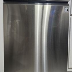 LG Dishwasher, very nice and works good.  We changed our appliances.