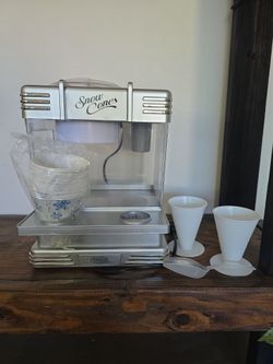 Electric snow cone maker