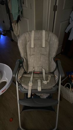 Graco Slim Snacker foldable highchair