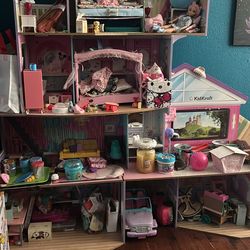 Dollhouse with toys