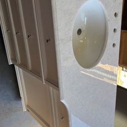 48 in vanity bathroom in white ( corner top crack ) 