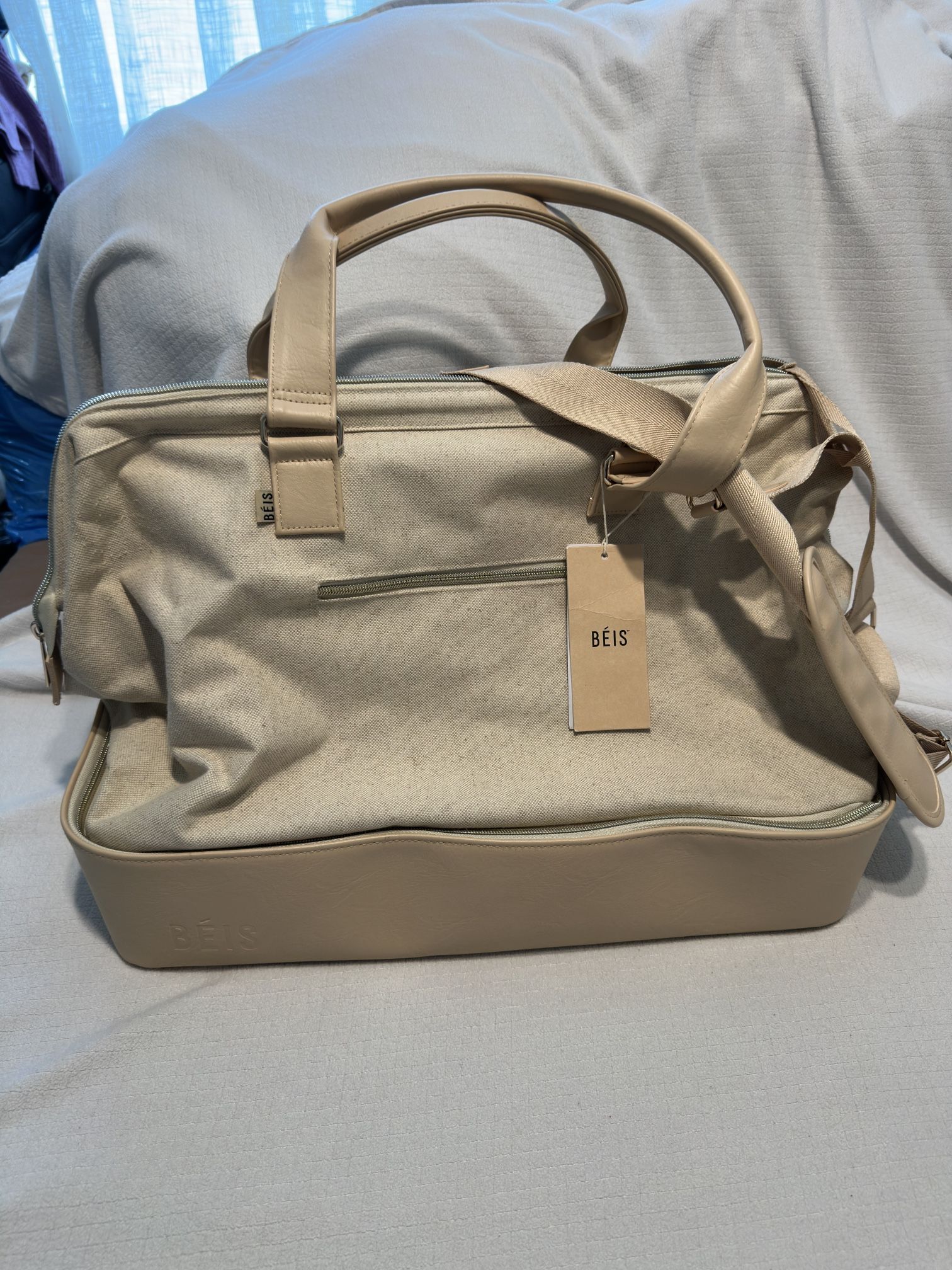 BIEGE BÈIS WEEKEND TRAVEL BAG VOTED MOST POPULAR BY STEWARDESS