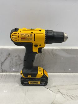 DEWALT DCD771 Cordless drill. No Accesories. Comes With Battery