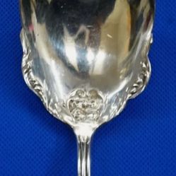ANTIQUE NEW ENGLAND SILVER COMPANY SERVING SPOON WITH MOTHER OF PEARL HANDLE 76 GR TOTAL WEIGHT. BAND IS SILVER. REST IS SILVER PLATED. MINT CONDITION
