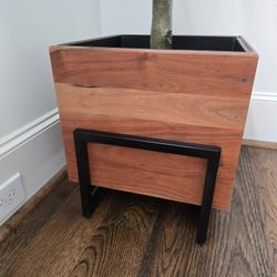 Wood & Metal Planter – 15"x15"x15" – Like New( plant not included)