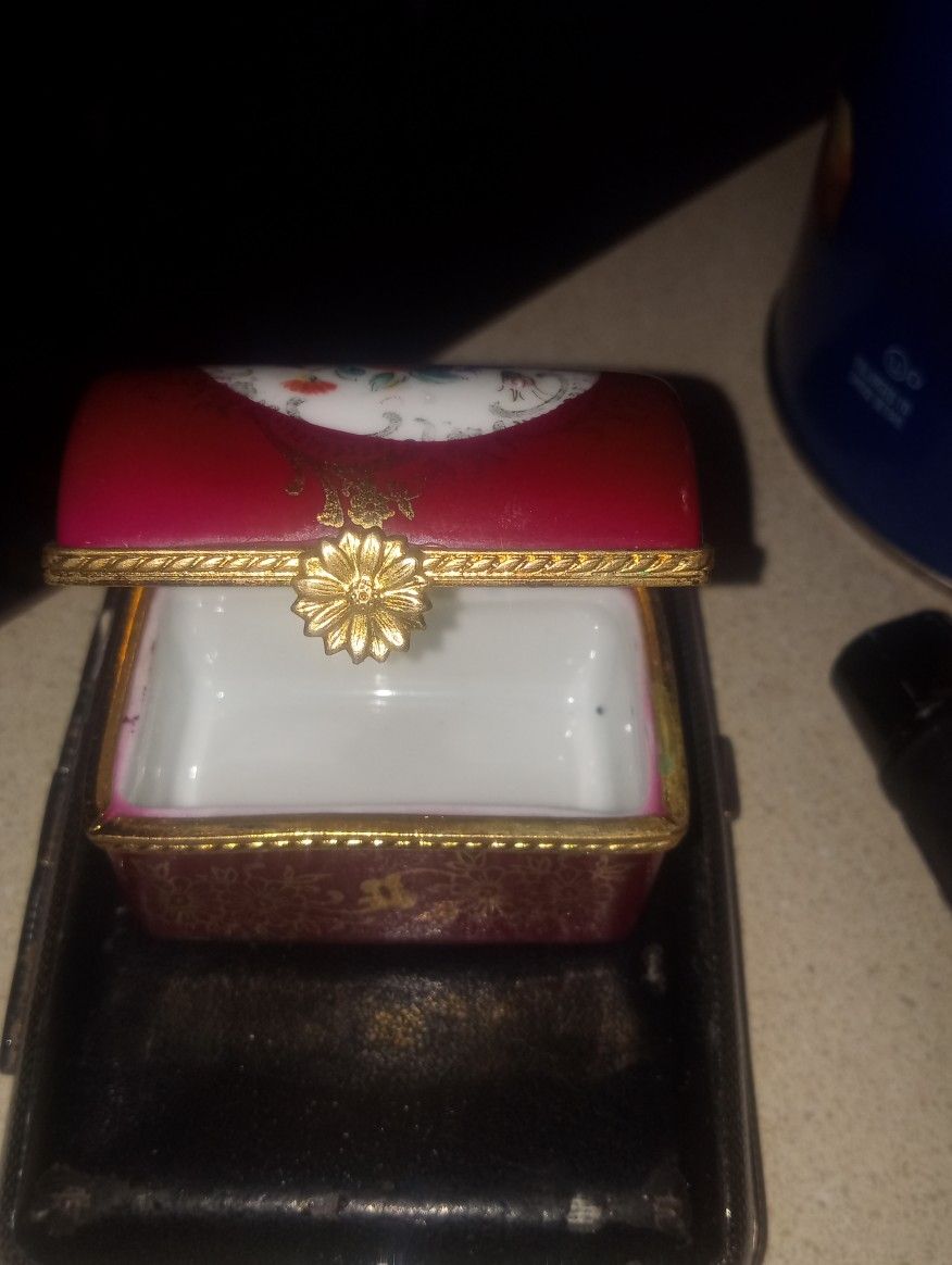 22 Caret Gold Vintage Chest
