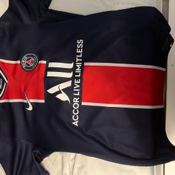 selling a kids large psg jersey