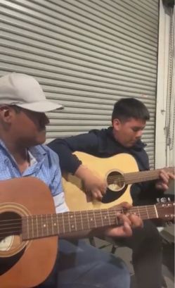 Grupo Sierreño con tuba 2 estilos  por el mismo precio acordeon guitarra y tuba y 2 guitarras y la tuba