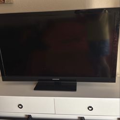 42” Samsung TV – Great Condition (Works with Fire Stick/Roku)