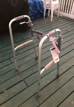 NEW-**Delux Trigger release folding walker with wheels