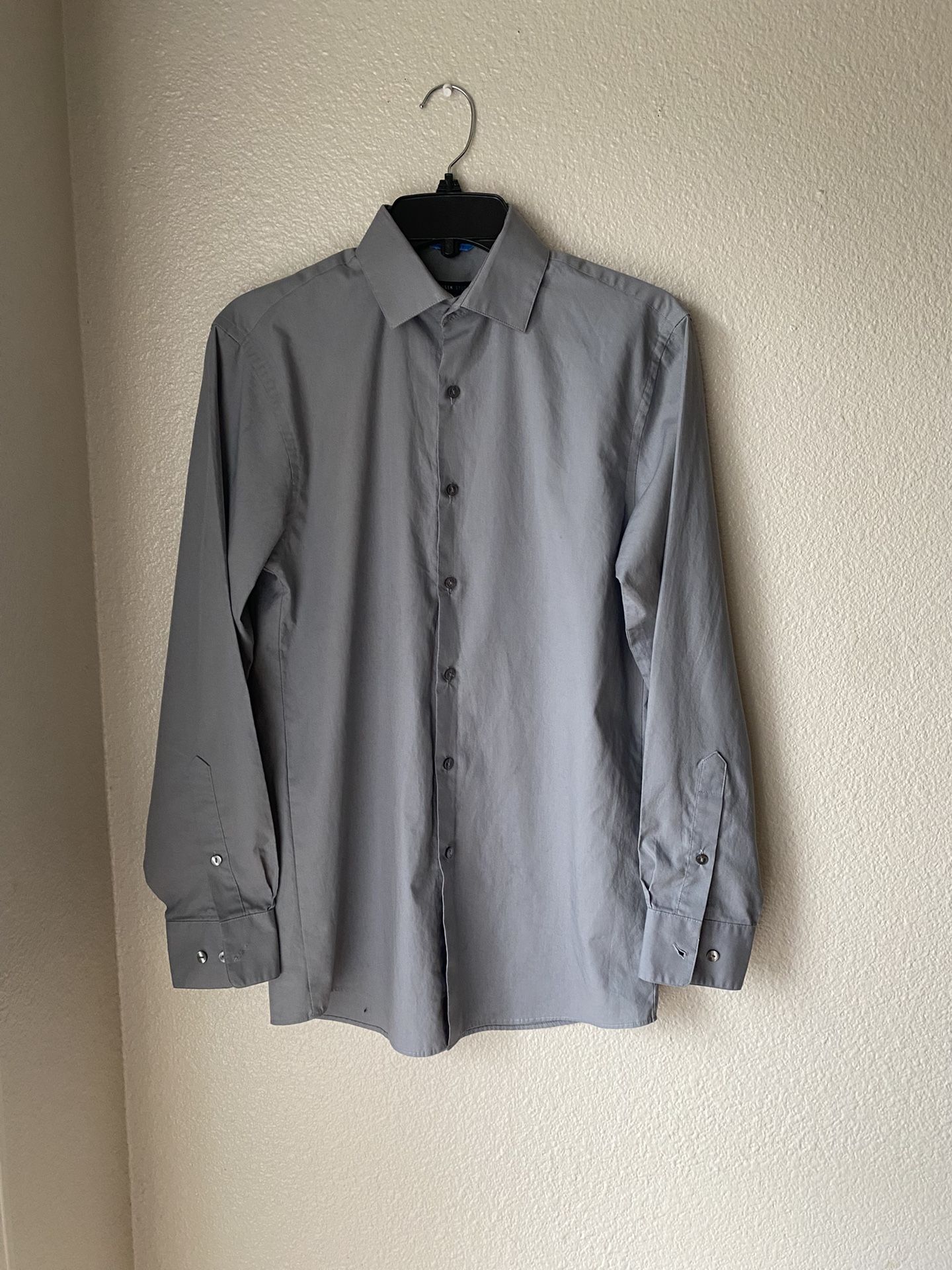 Men’s VanHeusen Studio brand Gray Button Up Dress Shirt  Up For Sale 