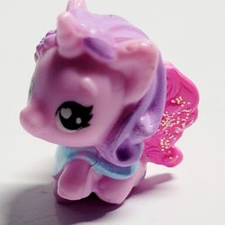 Hatchimals CollEGGtibles Unicorn Shampolly From The Unicorn Hairstylists Family. The object in the image is a Hatchimals CollEGGtibles figure, specifi