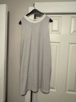 Sleeveless, white and black line dress