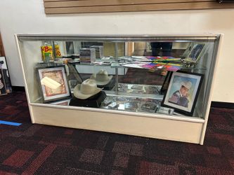 Display case with light  6feet wide