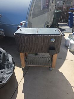 Wicker teak cooler with wheels
