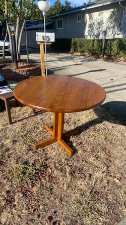 Round Wood Pedestal Dining Table