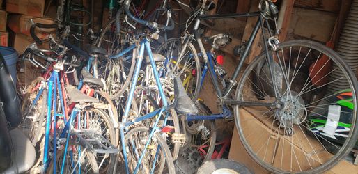 Vintage road bikes bicycles... Motobecane, Raleigh,univega, Fugi. About 12 bikes with extras
