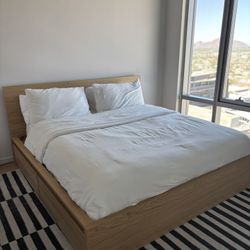 King bed Frame With Rug