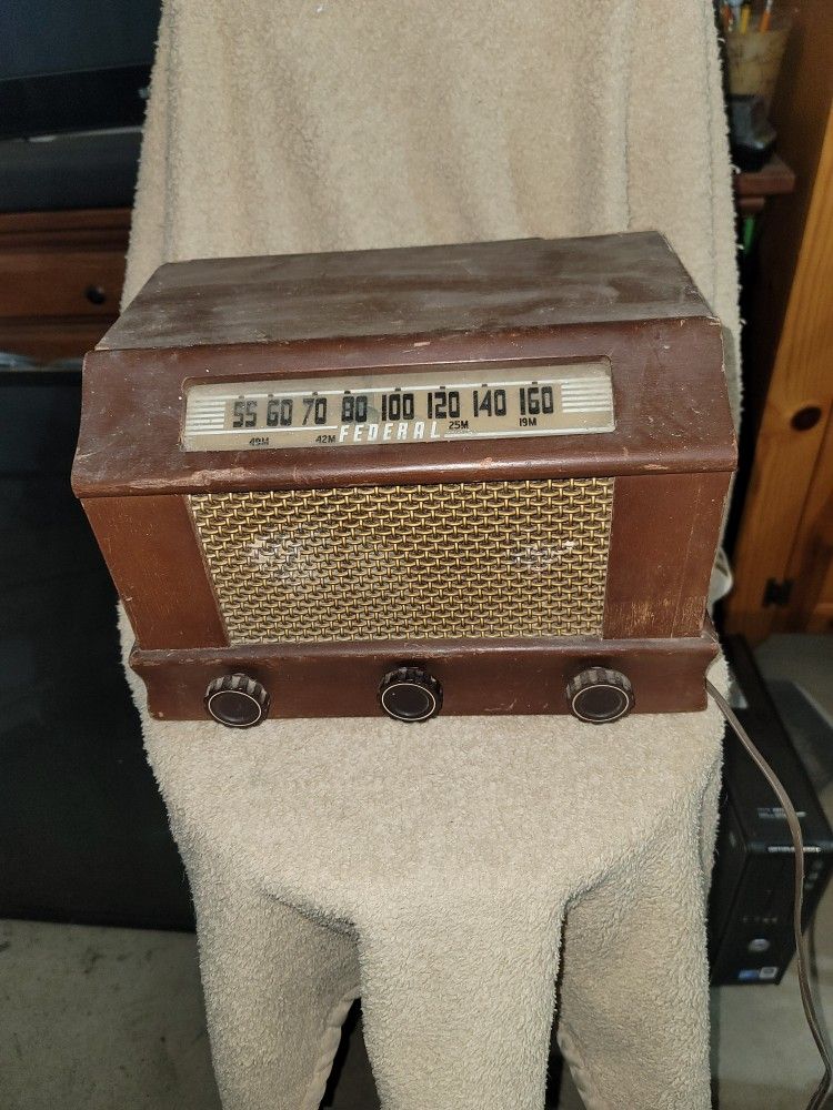 Federal Model 1030 Radio