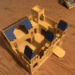 Melissa & Doug Deluxe Folding Medieval Wooden Castle (Hinged)