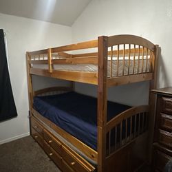 Twin bunk bed 