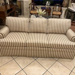 ETHAN ALLEN Paramount Panel-Arm Sofa. Excellent Like New Condition. 