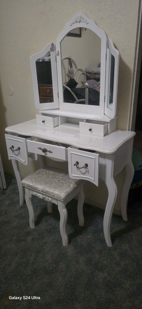 Vanity Desk. $120 5ft Tall