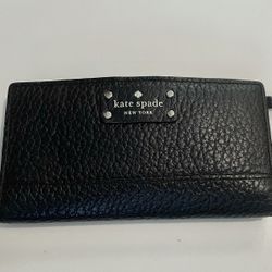 Kate Spade Black Bi-Fold Wallet.  7” X4” Holds 12 Credit Cards.  4 Int. & 1 Ext. Pocket