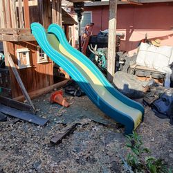 Tres Columpios Y Resbaladilla No base Para Resbaladilla Y A Los Columpios Les Falta La Base De Un Lado 