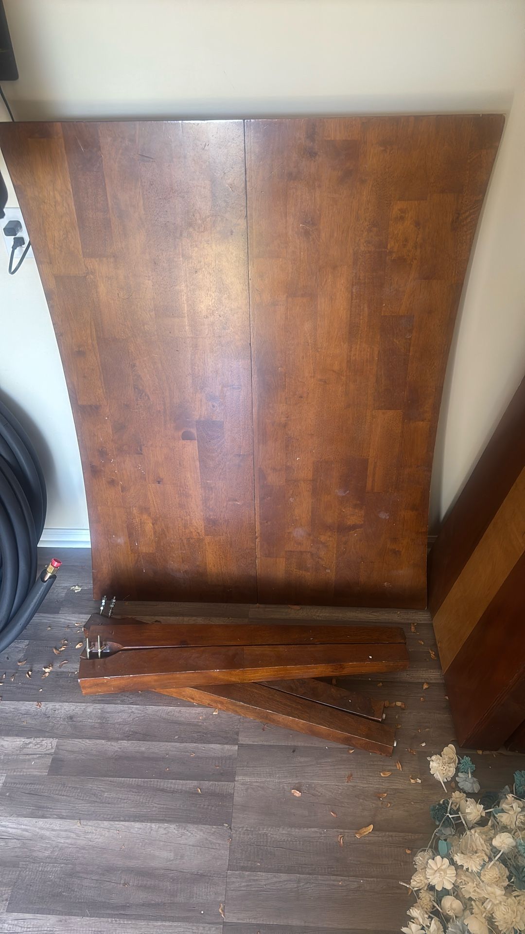 Nice Table 5’x5’