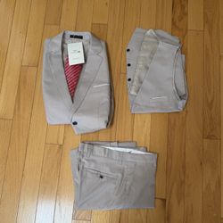 3 PIECE SUIT BRAND NEW (and A Tie)